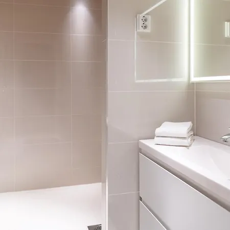 Luxurious 3-br With Balcony *