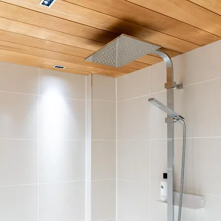 Luxurious 3-br With Balcony