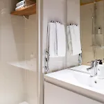 Luxurious 3-br With Balcony Appartement *