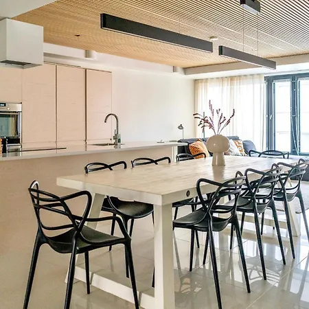 Апартаменты Luxurious 3-br With Balcony