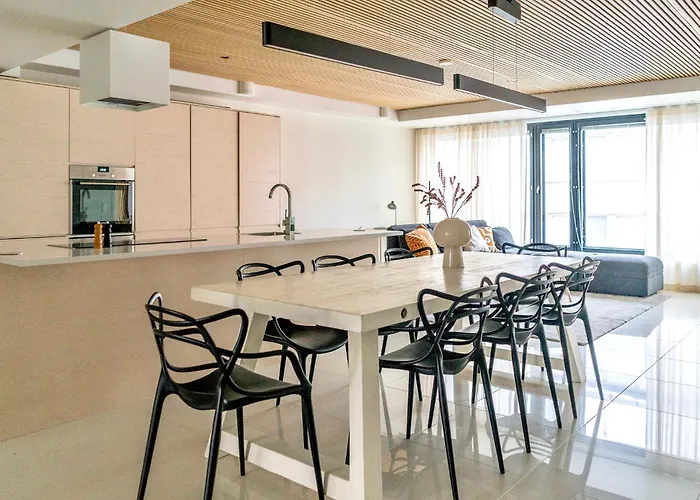 شقة Luxurious 3-br With Balcony