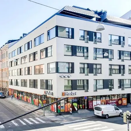 Luxurious 3-br With Balcony