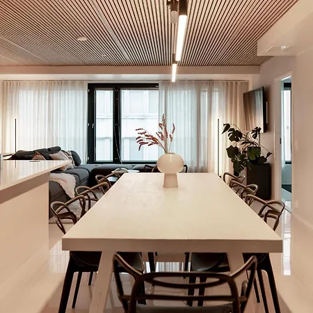 Huoneisto Luxurious 3-br With Balcony