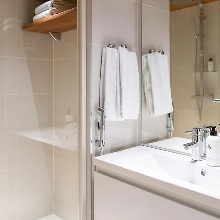 Luxurious 3-br With Balcony Huoneisto *