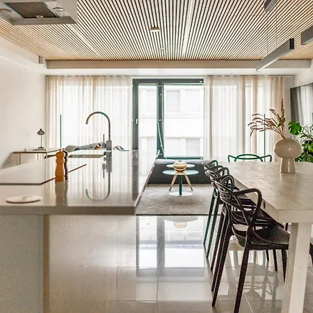 Luxurious 3-br With Balcony *